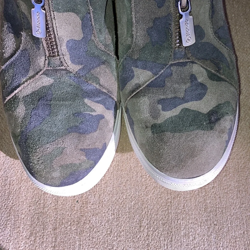 BLONDO Glenda Suede Camo Printed Waterproof Wedge Platform Sneakers Size 8.5